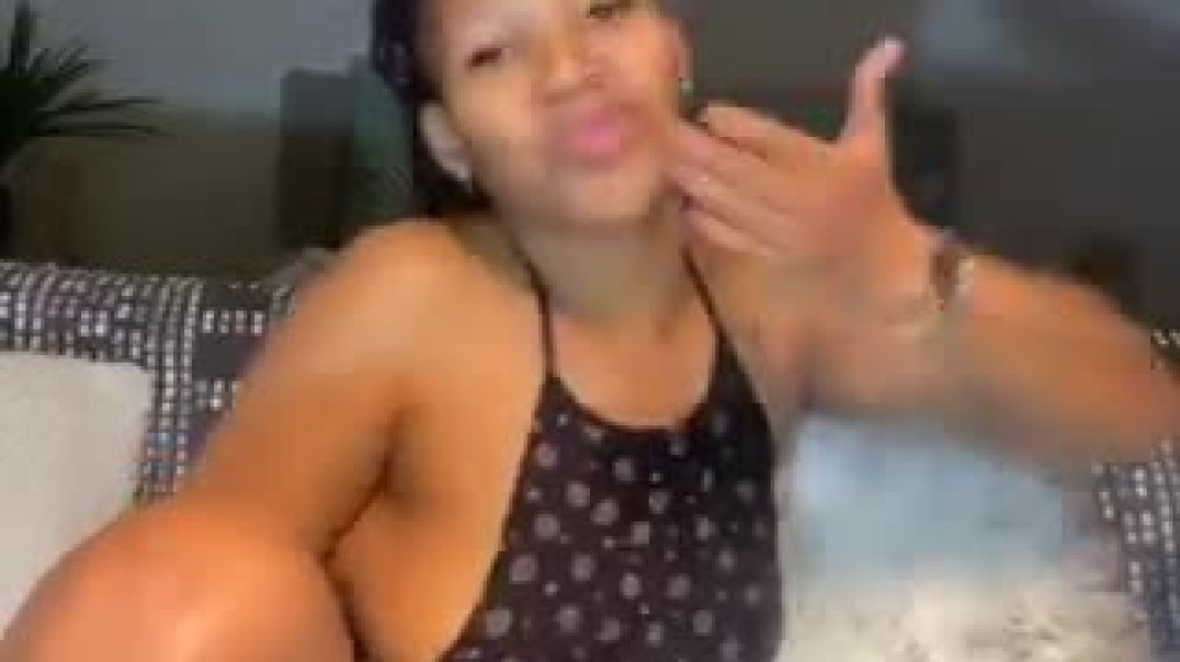 ⁣Pretty yellowbone masturbating